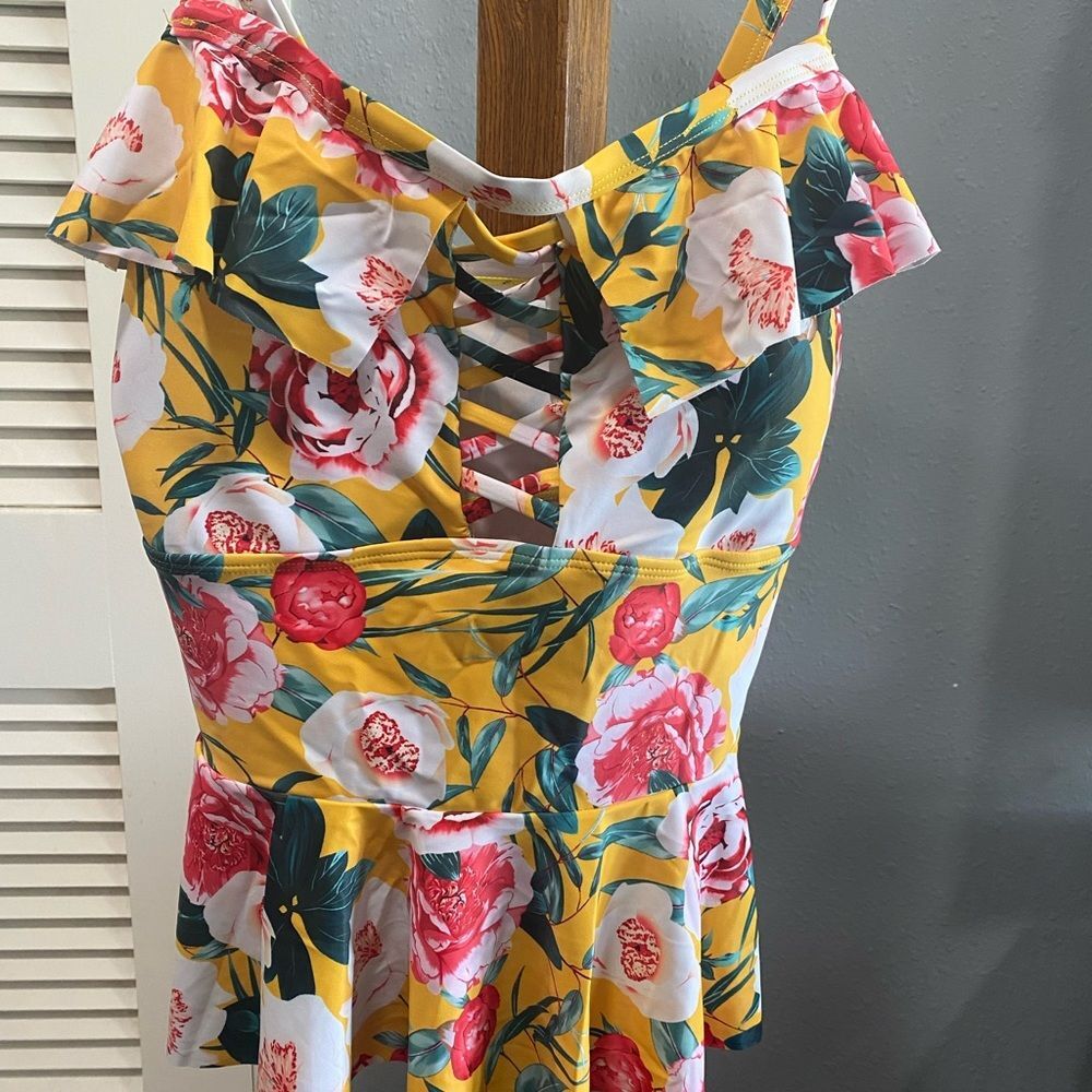 Vibrant Floral Crisscross swimsuit Top and bottom size XXL